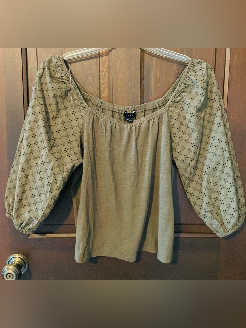Sanctuary Olive Eyelet Puff Sleeve Peasant Crop Top